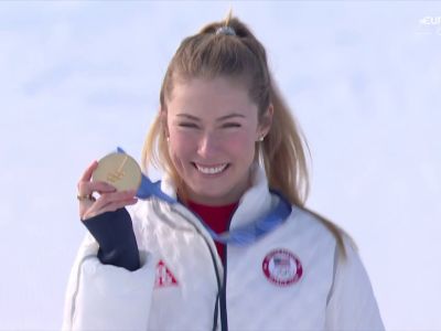 Video Shiffrin, sorrisi e occhi lucidi con loro al collo: rivivi la premiazione nello slalom