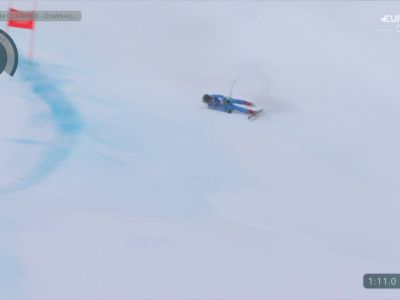 Video Fosia Goggia, che rischio! Si inclina e cade, ma non si fa nulla nella combinata di Cortina