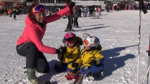 Quali sono i primi esercizi per avvicinare un bambino alla neve? come evitare la paura?