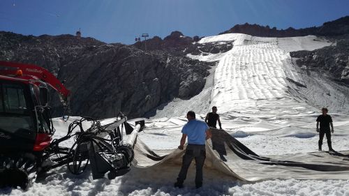 Presena, i teli geotessili tornano a coprire il ghiacciaio al confine tra Valle Camonica e Val di Sole