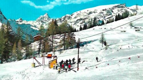 Le piste del Crest sullo sfondo il monte Cervino