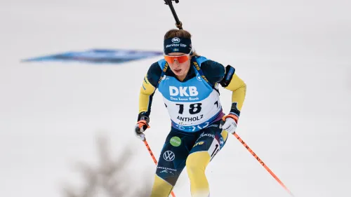 L'inedito pettorale giallo di Anna Magnusson verso Annecy: Wierer è quinta, Vittozzi settima