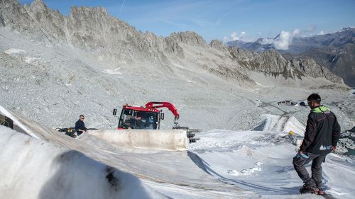 Lavori per togliere le coperture dal Presena   Settembre 2021