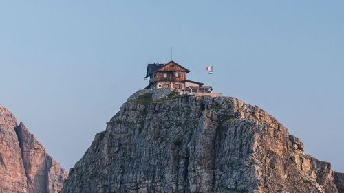 A 2575 metri sulle vette di Cortina, il Rifugio Nuvolau festeggia 140 anni di storia.