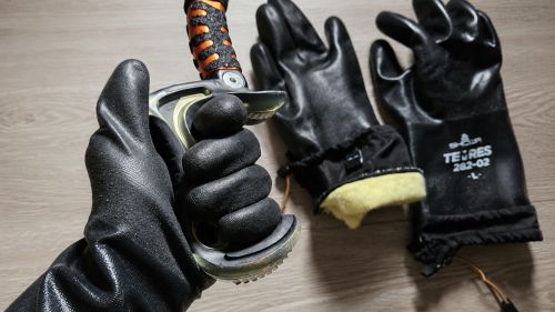 Showa TEMRES 282-02: il guanto &ldquo;da lavoro&rdquo; che ha conquistato ghiaccio e alpinismo invernale
