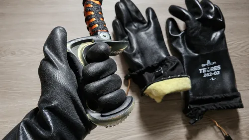 Showa TEMRES 282-02: il guanto “da lavoro” che ha conquistato ghiaccio e alpinismo invernale