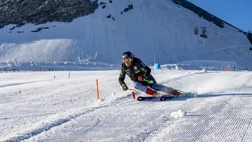 Lo Stelvio è ancora aperto per lo sci estivo. Ma il vero spettacolo, in estate, è tutto intorno