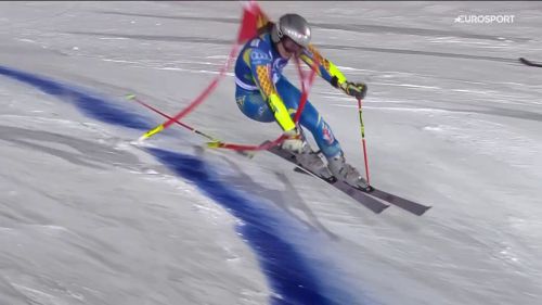 Lo svedese ax swartz inforca con la testa, perde il bastone, ma arriva in fondo