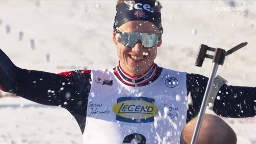 Il saluto ai fratelli Johannes e Tarjei Bø: i colleghi li innafiano di spumante