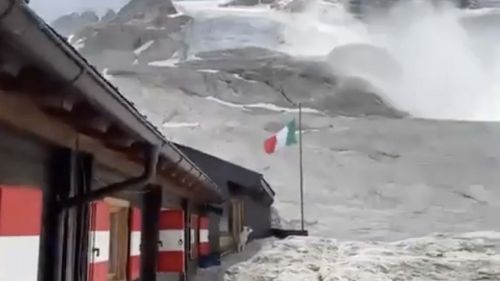 Marmolada, video dell crollo da sotto, dal rifugio 