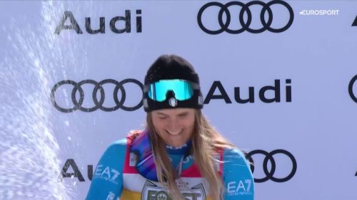 Bagno di festa per laura pirovano, la premiazione e l'inno dopo la seconda vittoria nella discesa di casa