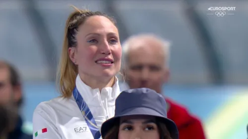 Francesca Lollobrigida campionessa olimpica nei 3000 metri a Milano Cortina: il video del podio e linno di Mameli