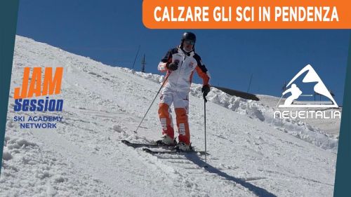 Calzare gli sci in pendenza - INT.11 - Corso di sci intermedio