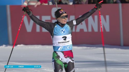Dorothea Wierer alza le braccia al cielo: rivivi il suo arrivo vincente nella mass start