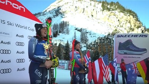 Italia, che gioia sul podio del super g femminile! brignone e goggia cantano l'inno insieme