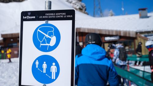 Mascherina obbligatoria per sciare in Francia, nelle file e in telecabina. Green pass solo se i contagi salgono.