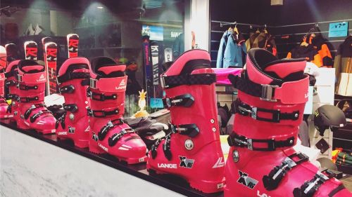 Lange XRi, l'emozione in rosa riporta alla febbre per lo sci dell'epoca di Alberto Tomba