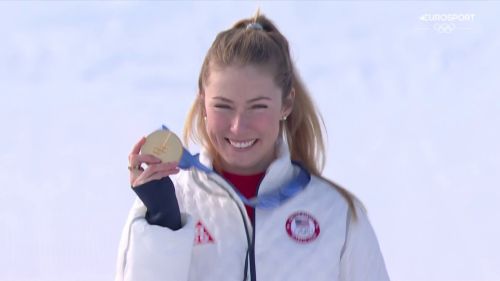 Shiffrin, sorrisi e occhi lucidi con l'oro al collo: rivivi la premiazione nello slalom