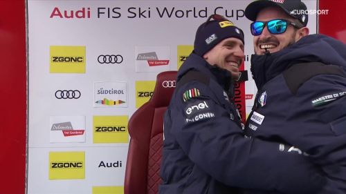 Mattia casse è in testa al super g, dominik paris va ad abbracciarlo