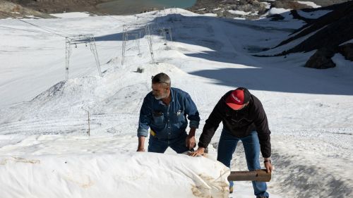 Val Senales sperimenta teli geotessili biodegradabili per conservare la neve: al via il progetto pilota 