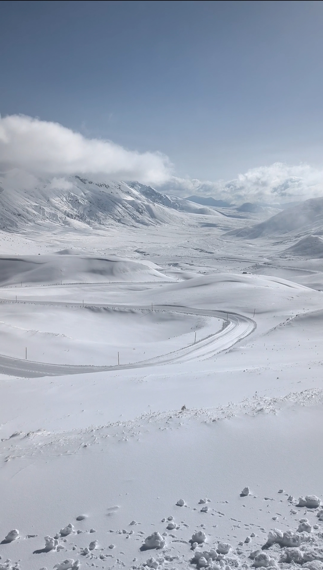 Nevicate deboli in Abruzzo, ma gli sciatori non mancano.