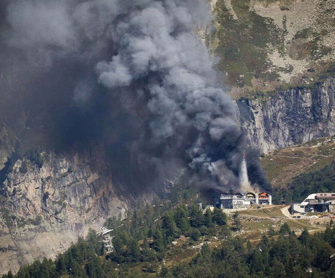 Incendio alla stazione intermedia della telecabina di Chamonix. Telecabine a terra, nessun ferito.