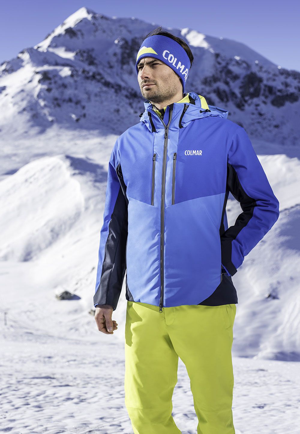 Giacca sci parzialmente termosaldata, imbottita in ovatta Thermore® Thermosoft 140 gr. con zip impermeabili, cappuccio staccabile, maniche e sottomaniche con costruzione ergonomica e polsi interni in Stretch. La giacca è munita di soffietto antineve, tasca interna, tasca porta telefono, gancio porta chiavi, tasca ski pass, cappuccio porta casco, collo interno polar. E’ realizzata con sistema di aerazione e Teflon™ EcoElite™: trattamento idrorepellente ecocompatibile, realizzato da fonti rinnovabili.