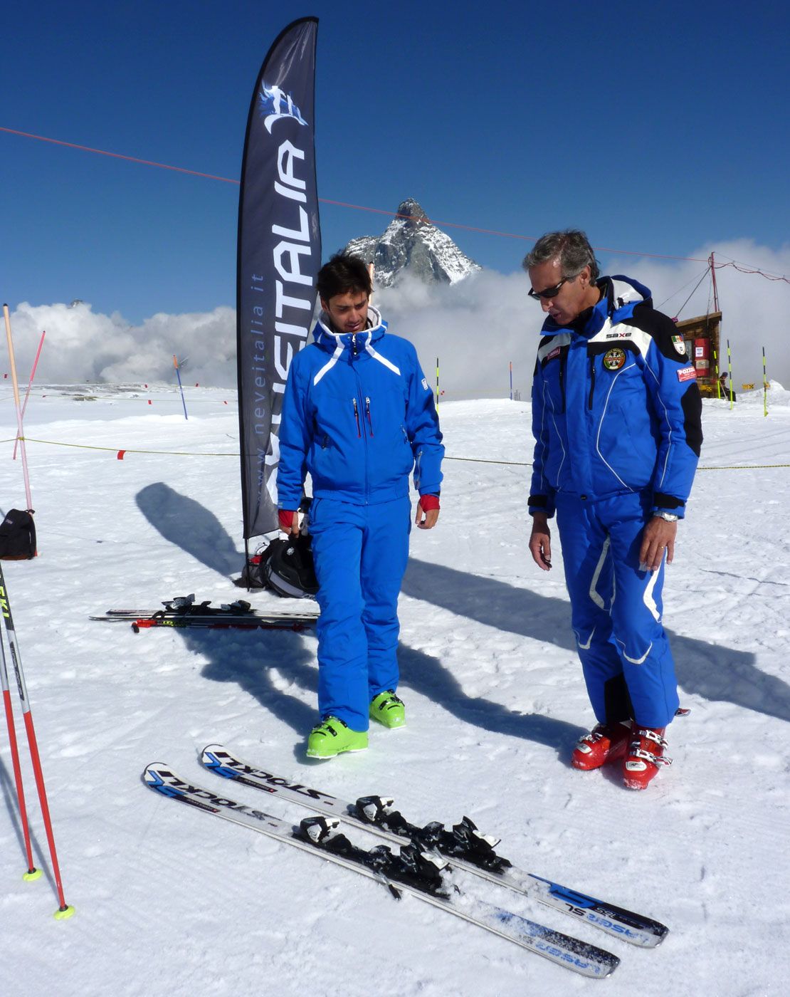 Andrea Fiume illustra a Federico le caratteristiche tecniche degli sci