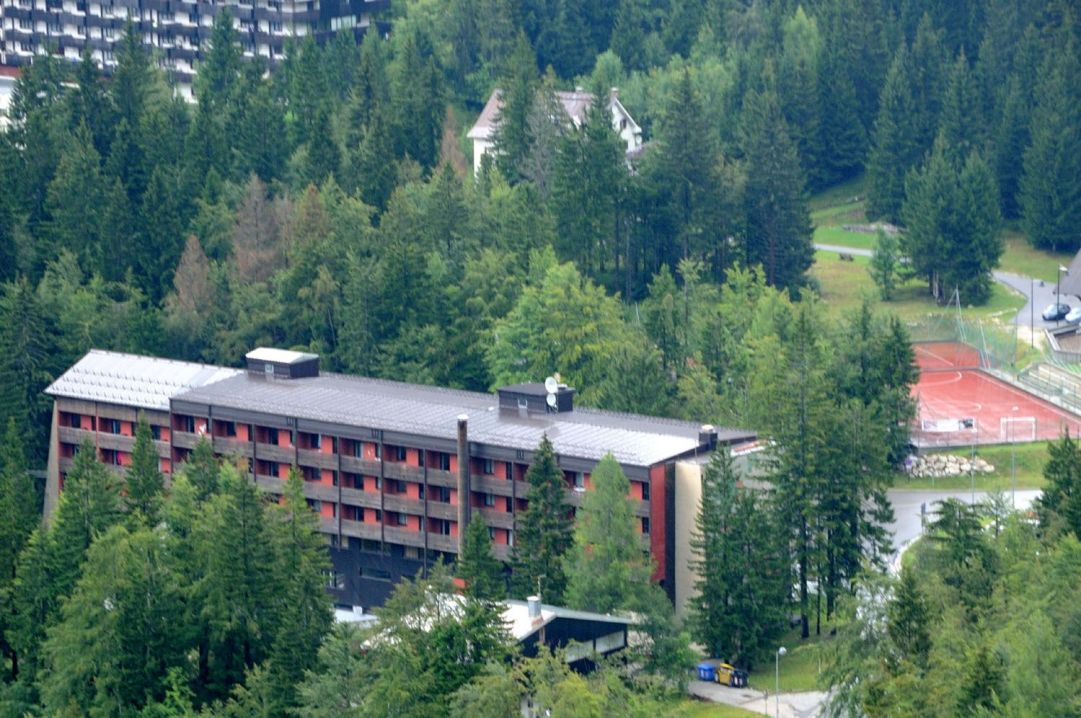 Immerso in uno scenario in cui le Prealpi Giulie ne fanno da cornice sorge lo Sport Hotel Forte. Struttura alberghiera riaperta nel 2011 che vi accoglie nella sua tipica atmosfera di montagna, donandovi un soggiorno ricco di benessere e divertimento. Situato nella località di Sella Nevea,comune di Chiusaforte è la giusta meta per tutti coloro che rinunciano volentieri alle lunghe attese allo skilift e alle piste sovraffollate. A 2.067 metri di altitudine, la Sella Prevala,  è l’unico comprensorio sciistico 