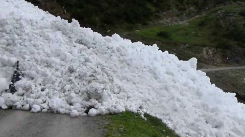Dall'Austria ecco il fiume di neve, un video impressionante