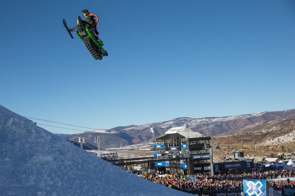 Cory Davis durante la finale di Snowmobile Long Jump