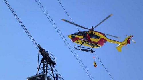 Alpe d'Huez: 60 persone bloccate in funivia a 70 metri d'altezza