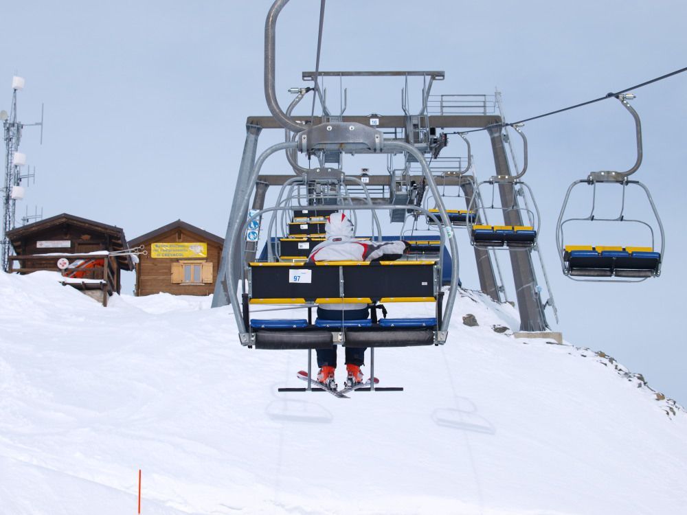 L stazione a monte della seggiovia a 3 posti Testa Bassa; siamo in cima al comprensorio a 2450 metri di quota.
