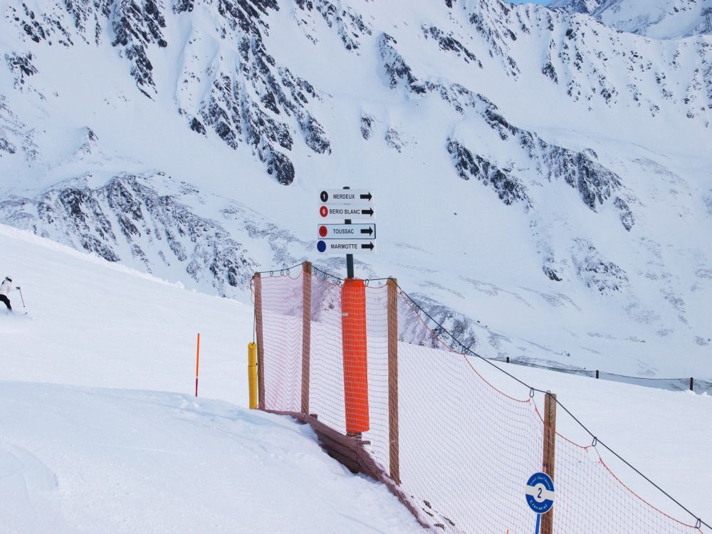 Dall'arrivo della seggiovia Testa Bassa andando verso occidente troviamo le due piste più toste del comprensorio. La Toussac, una bella rossa che riporta ai 2000 metri e la Merdeux, l'unica nera di Crévacol, non difficile ma divertente e varia; finisce al parcheggio per 800 metri di dislivello. 