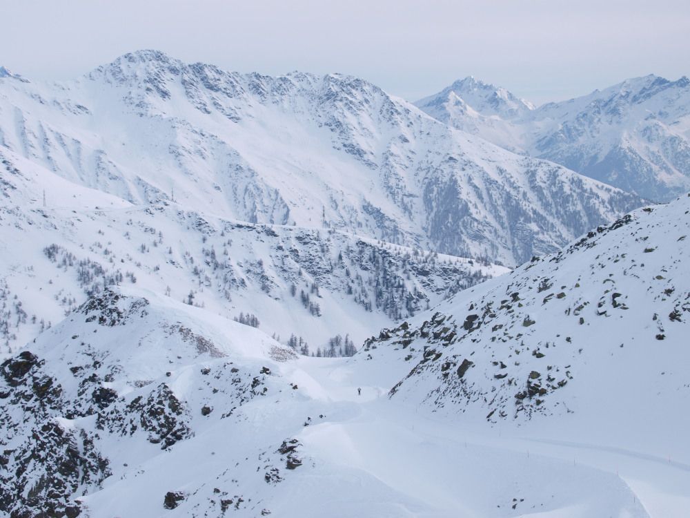 Panorama da alta montagna per l'inizio della Piccolo Alpino; stradina per le prime centinaia di metri ma poi svolta a destra e divertimento assicurato; veloce non ripida con la parte finale nel bosco.