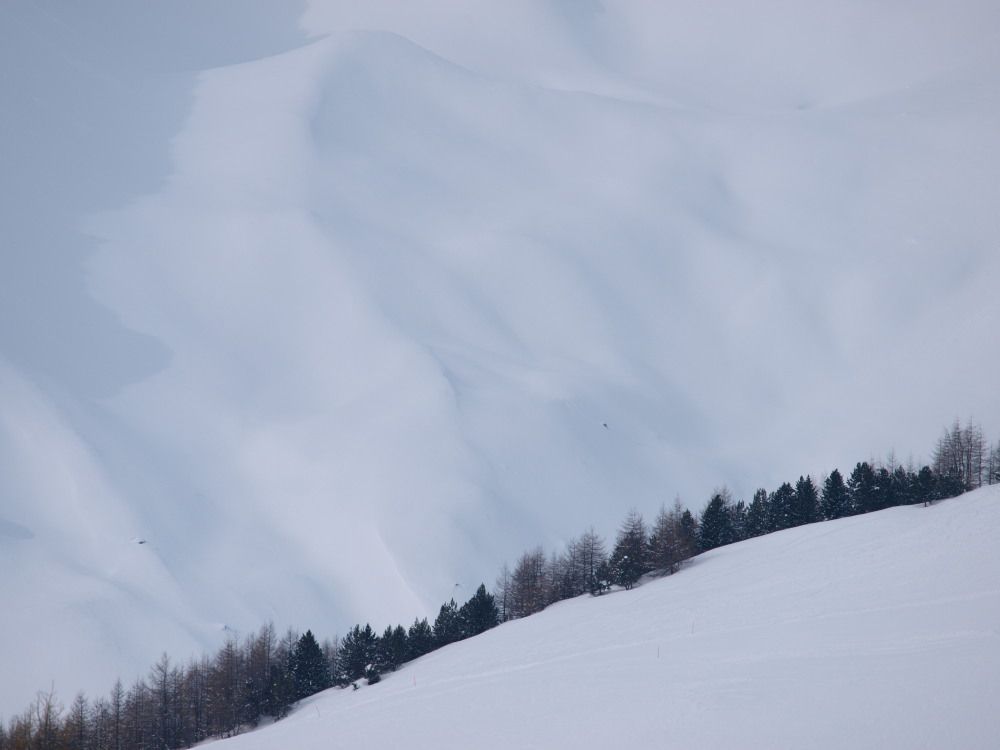 Mare di neve guardando verso occidente; Sono le montagne che separano l'Italia dalla Svizzera.