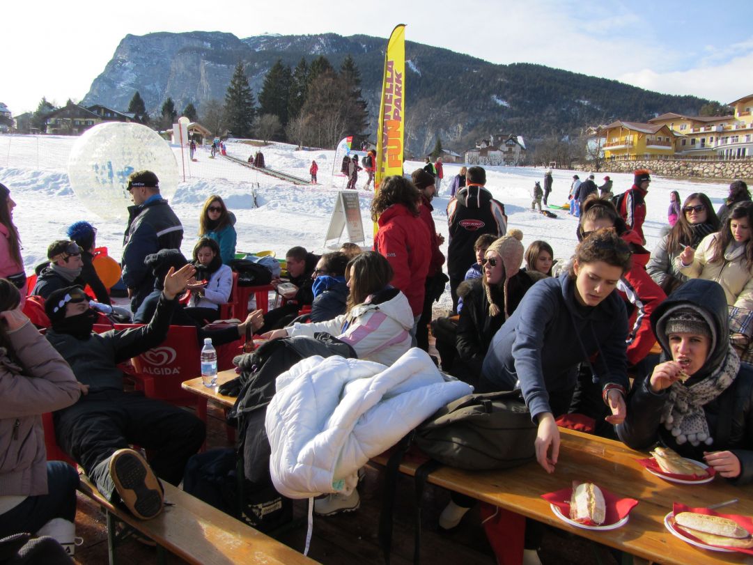 ecco un'area del paganella fun park dove potrete mangiare un panino in santa pace e godervi tutto lo scenario!