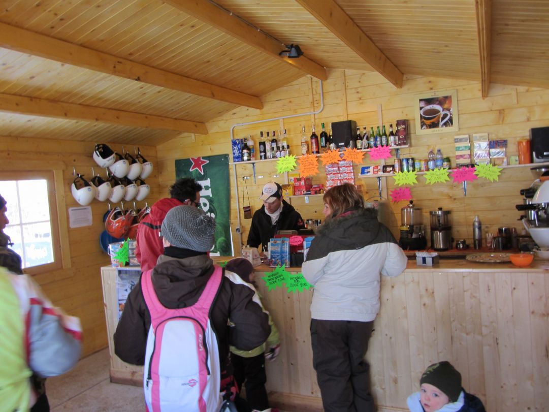 ecco una piccola baita riscaldata per potersi gustare qualcosa di caldo nei giorni più freddi o una bibita fresca nelle splendide giornate di sole del Paganella Fun Park! 