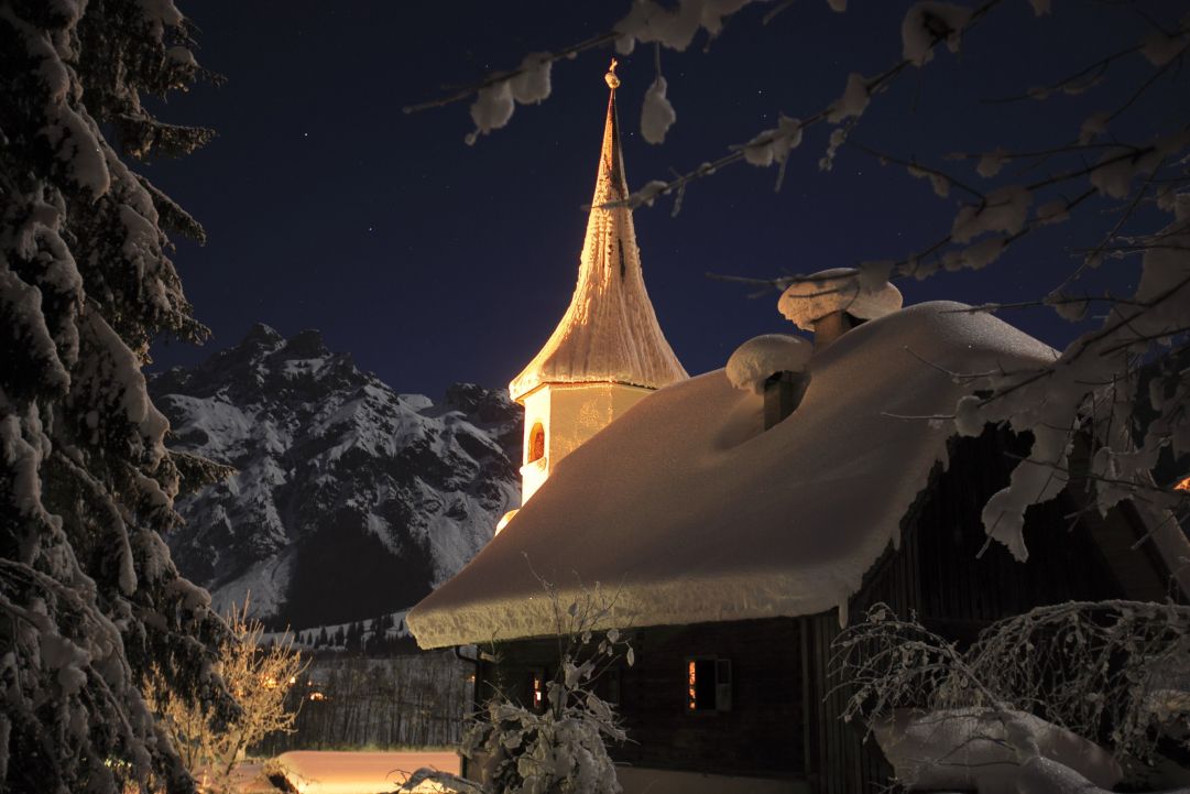 kirche bei nacht