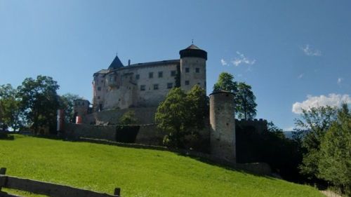 Castello lungo la strada dei laghetti di fié - Carezza