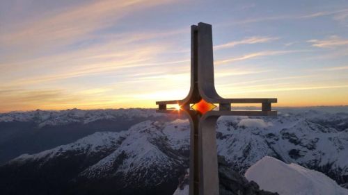 La croce di vetta domina di nuovo le montagne di Solda all'Ortles