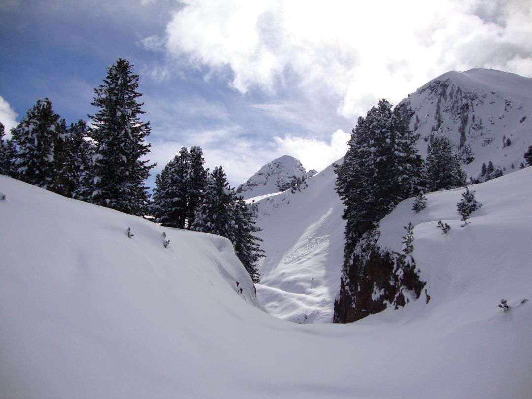 Forcella Bombasel sullo sfondo il castel omonimo 