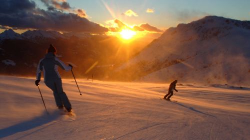 Trentino SkiSunrise, 11 occasioni per sciare all'alba con colazione sulle piste