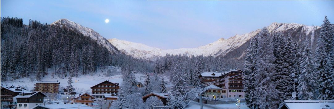 foto scattata da madonna di campiglio paese poco prima del tramonto