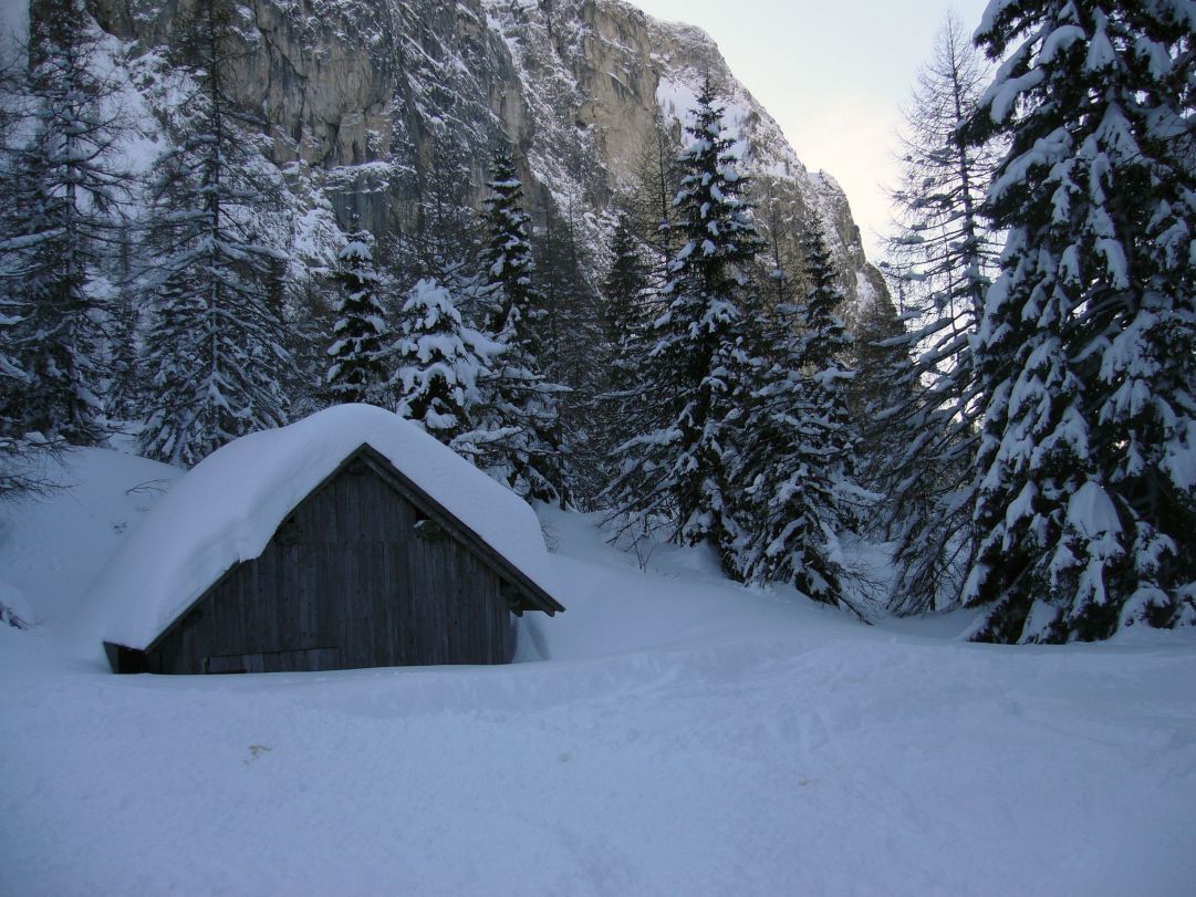 Casetta con tanta neve