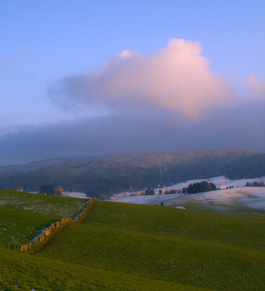 prima neve sull'antipiano,arrivata in ottobre su un paesaggio ancora verde