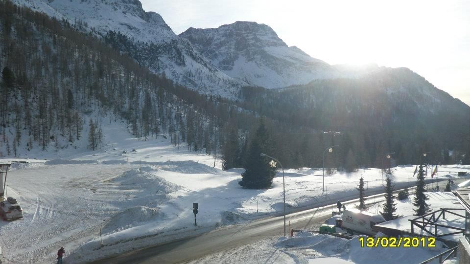 Il sole, tra le montagne innevate... 