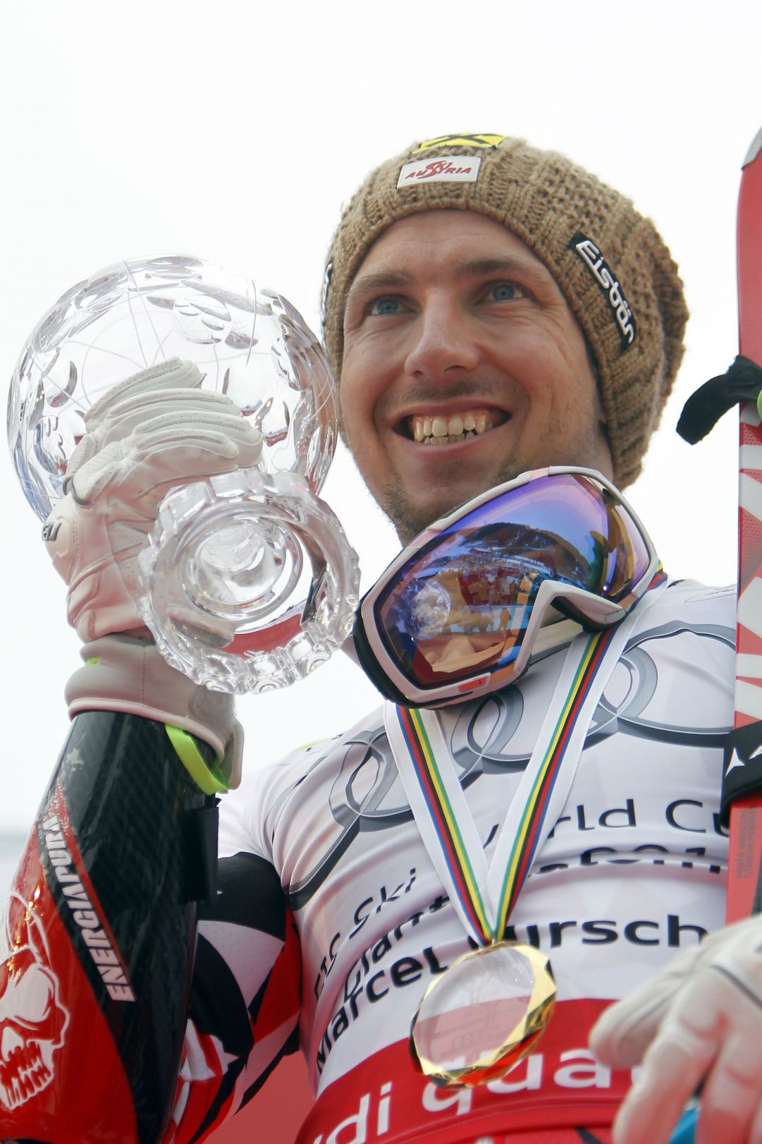 Hirscher chiude i conti per la sua quarta Coppa del Mondo assoluta in gigante, poi 24 ore più tardi va a prendersi tutto in slalom. Terzo dopo la 1^ manche dietro a Gross e Kristoffersen, regala e si regala una discesa perfetta, vincendo con oltre 8 decimi su Razzoli e prendendosi così, con la sfera di cristallo di slalom, anche il primo “triplete” di coppe (generale, slalom e gigante), impresa che replicherà altre tre volte.

