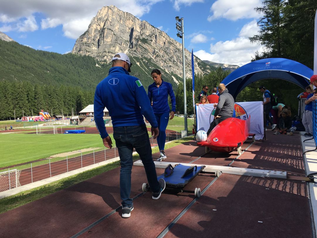 Preparativi di partenza della gara di skeleton femminile