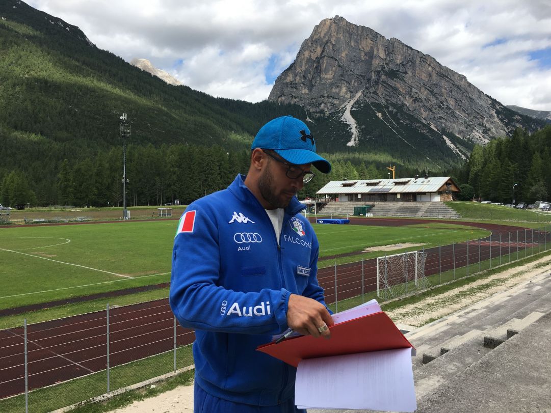 Il nuovo allenatore della squadra di bob, Giovanni Mulassano, prende nota degli atleti da seguire. Il piemontese smessi i panni di pilota si è messo a disposizione della nazionale in qualità di tecnico